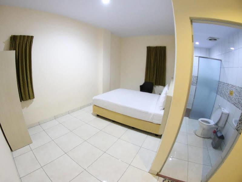 Daya Hotel Makassar Exterior photo